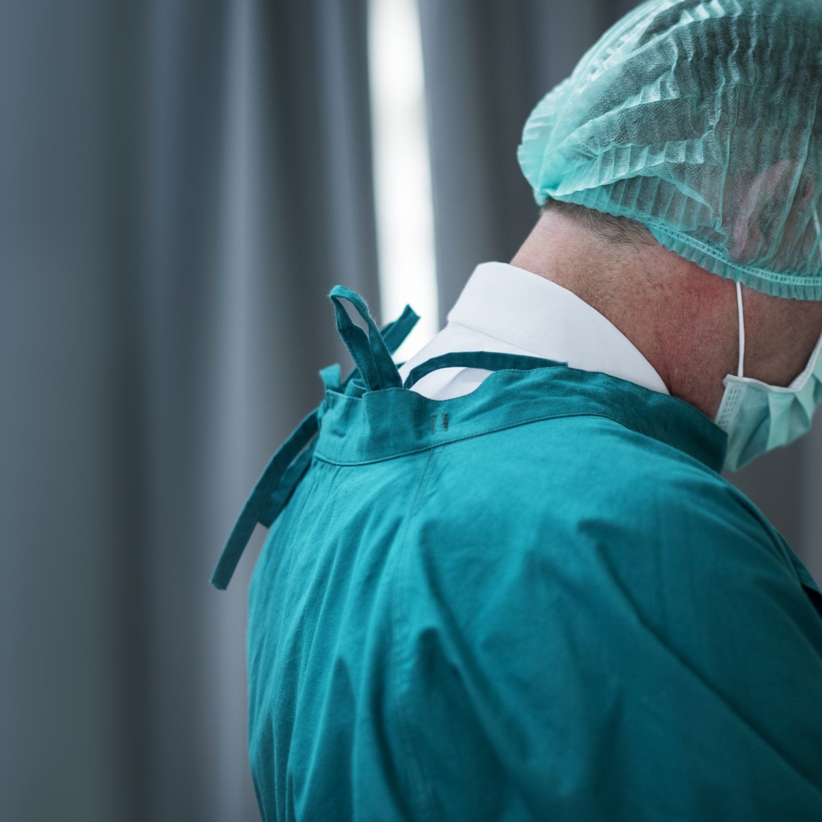 medico-ed-eroe-medico-che-lavorano-duramente-durante-la-pandemia-di-coronavirus (1)